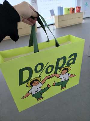 Fully automatically crease-free sheet feeding paper bag making machine