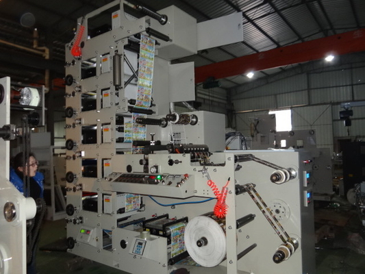 Высокоскоростной принтер ярлыка Flexo для бумажных стикеров фильма с УЛЬТРАФИОЛЕТОВОЙ политурой прокатывая, печатной машиной ярлыка Flexo цвета 1-8